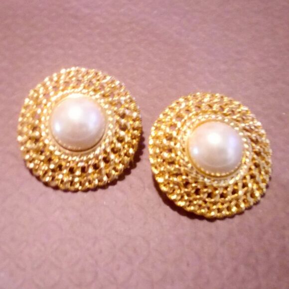 Vintage Marvella Gold Tone Faux Mabe Pearl Clip On Statement Earrings - Picture 3 of 4